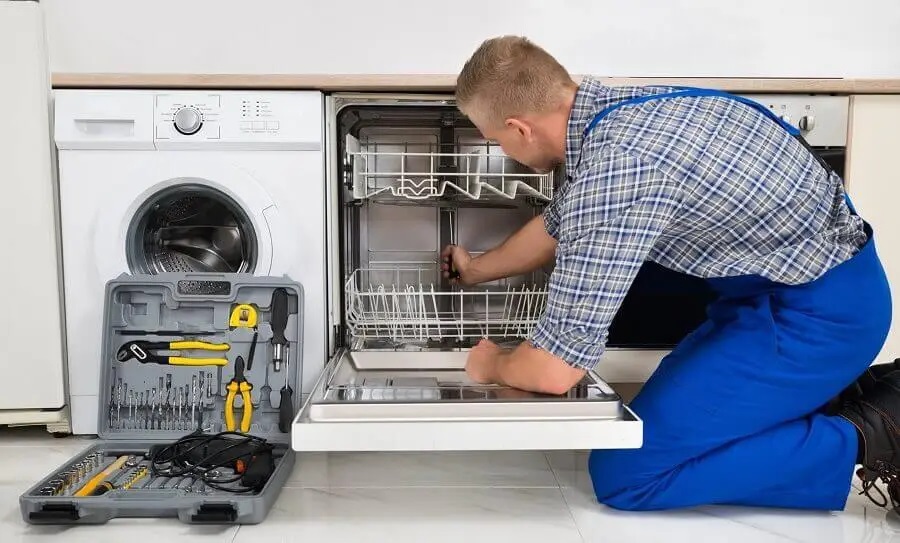 Kartepe Daikin servisi teknisyen ekibi beyaz eşya tamiri yaparken